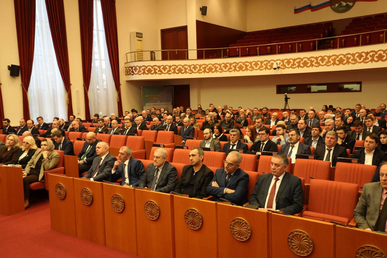 Абдулмуслим Абдулмуслимов провёл расширенное совещание с составом Правительства Дагестана